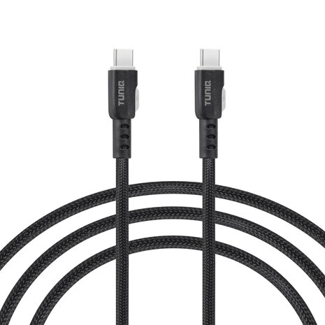 Op de foto zie je een USB-C naar USB-C-kabel. Deze kabel is bedoeld om apparaten met een USB-C-poort van stroom te voorzien en tegelijk data snel over te zetten. Hij heeft een zwarte, gevlochten nylon buitenlaag met stevige, matzwarte connectorhuizen en een merkopdruk. Je gebruikt hem thuis, op kantoor of onderweg om smartphones, tablets en laptops snel op te laden of bestanden te synchroniseren. Dankzij de slijtvaste nylon mantel en de kabeltrekontlasting bij de aansluitingen blijft hij zelfs bij veelvuldig oprollen en uittrekken goed in vorm. Hij is ideaal voor wie een duurzame en compacte kabel zoekt voor snelladen en betrouwbare gegevensoverdracht. Unieke punten zijn de robuuste gevlochten buitenlaag, de flexibele versteviging bij de connector en de universele USB-C-aansluitingen voor brede compatibiliteit.